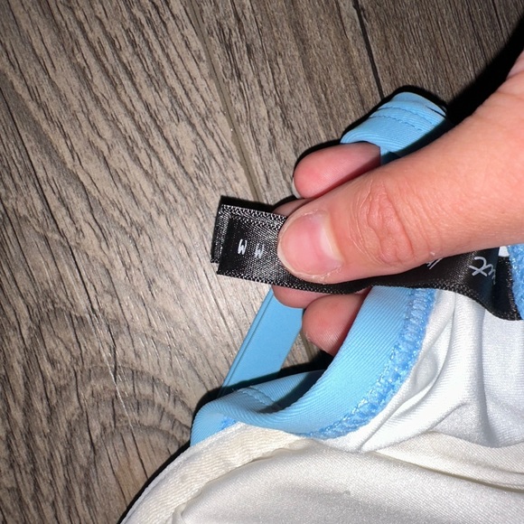 Medium, blue, cupped swim top, high rise bottoms. See the video for seem on top - Picture 10 of 12